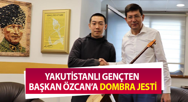 Yakutistanlı gençten Başkan Özcan’a dombra jesti