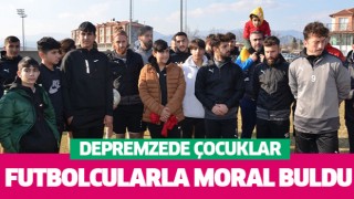 Depremzede çocuklar futbolcularla moral buldu