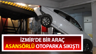 Otomobil, asansörlü otoparka sıkıştı