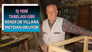 İş yeri tabelası gibi, kendi de yıllara meydan okuyor