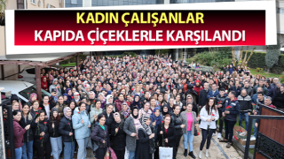 Kadın çalışanlar, kapıda çiçeklerle karşılandı