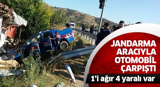 Jandarma aracıyla otomobil çarpıştı