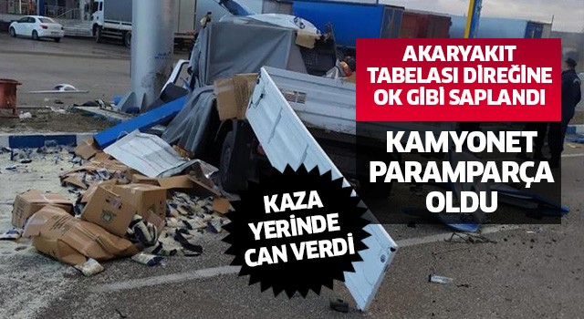 İstasyonunun tabelasına çarpan kamyonet paramparça oldu