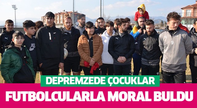 Depremzede çocuklar futbolcularla moral buldu