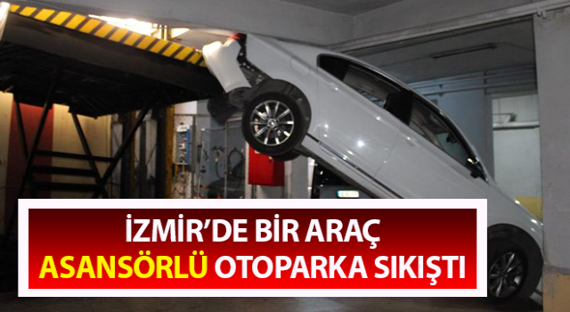 Otomobil, asansörlü otoparka sıkıştı