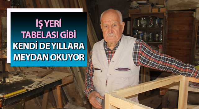 İş yeri tabelası gibi, kendi de yıllara meydan okuyor