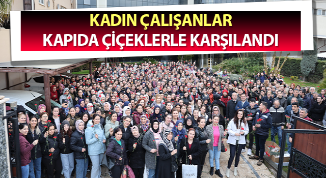 Kadın çalışanlar, kapıda çiçeklerle karşılandı