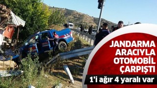 Jandarma aracıyla otomobil çarpıştı