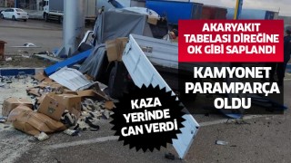 İstasyonunun tabelasına çarpan kamyonet paramparça oldu