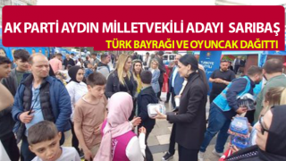 Sarıbaş Türk bayrağı ve oyuncak dağıttı