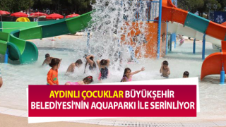 Aydınlı çocuklar su parkında serinliyor