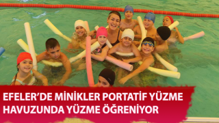 Minikler portatif yüzme havuzunda yüzme öğreniyor