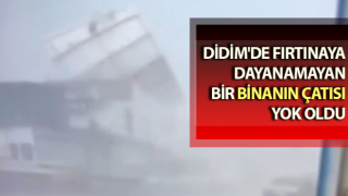 Fırtınaya dayanamayan bir binanın çatısı saniyeler içinde yok oldu