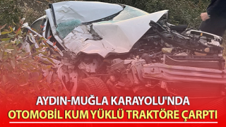 Otomobil kum yüklü traktöre çarptı