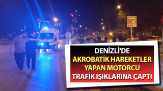 Akrobatik hareketler yapan motorcu trafik ışıklarına çaptı