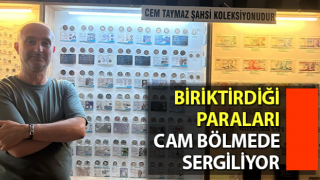 Biriktirdiği paraları cam bölmede sergiliyor